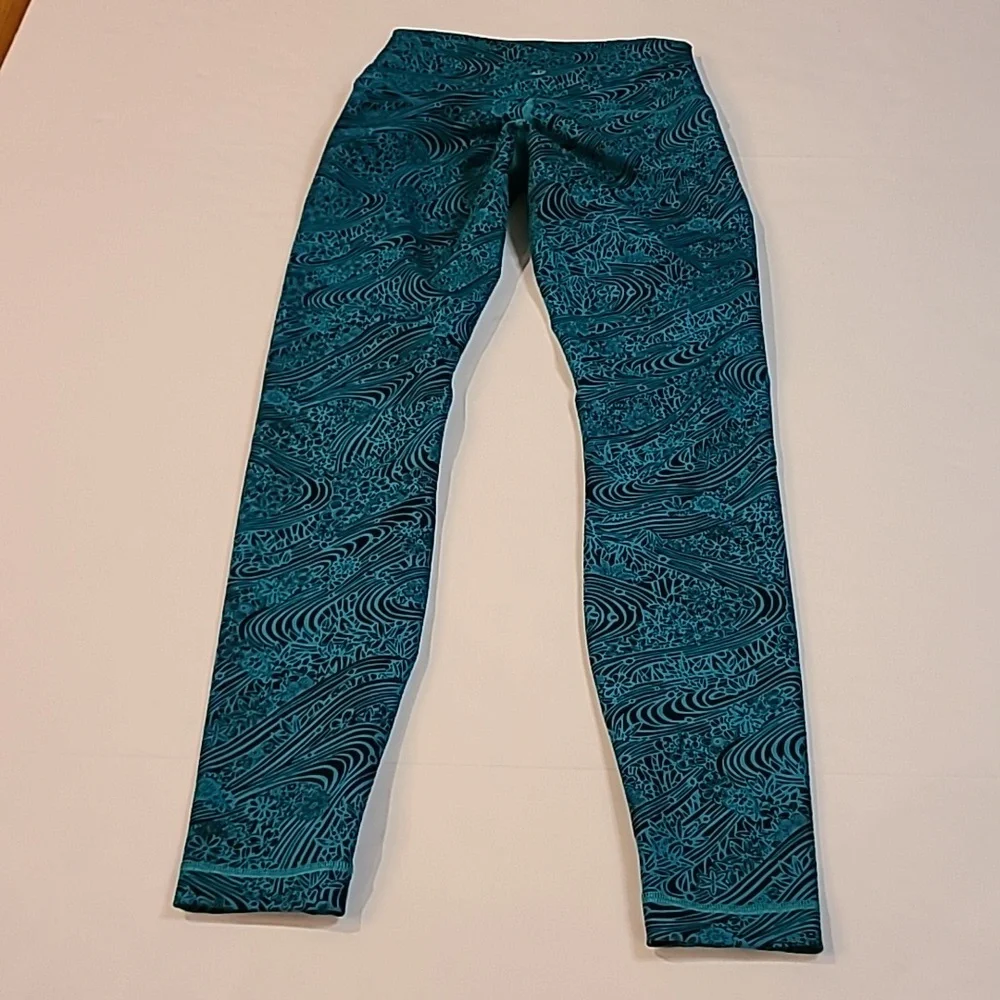 #273 Lululemon Leggings size 4 b1299